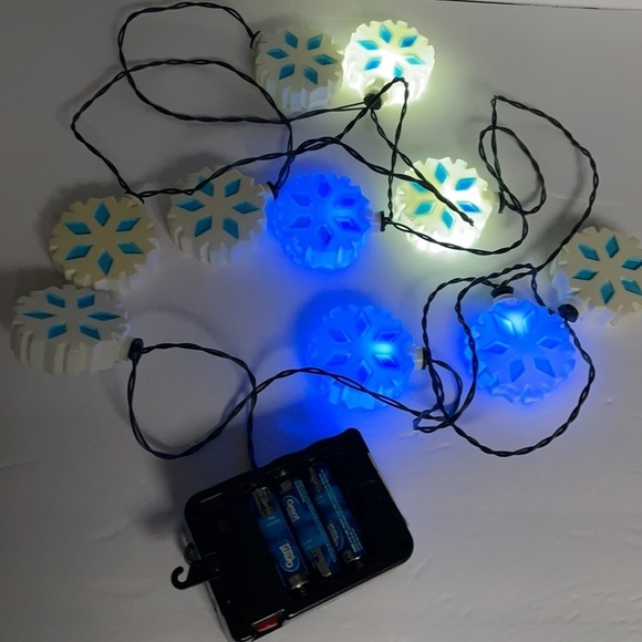 Snow Flake Dancing Lights and Music - Picture 3 of 13